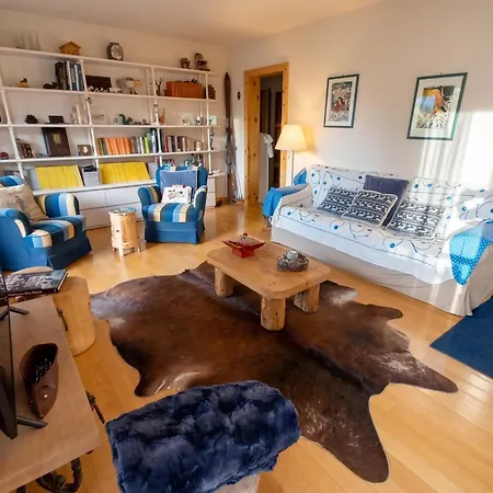Spacious In With Mountain View Lens