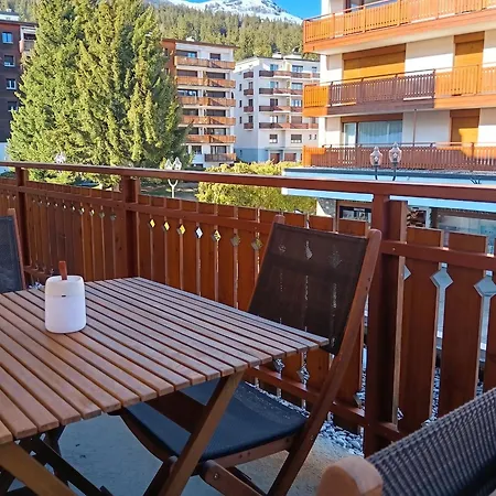 Spacious In With Mountain View Lens